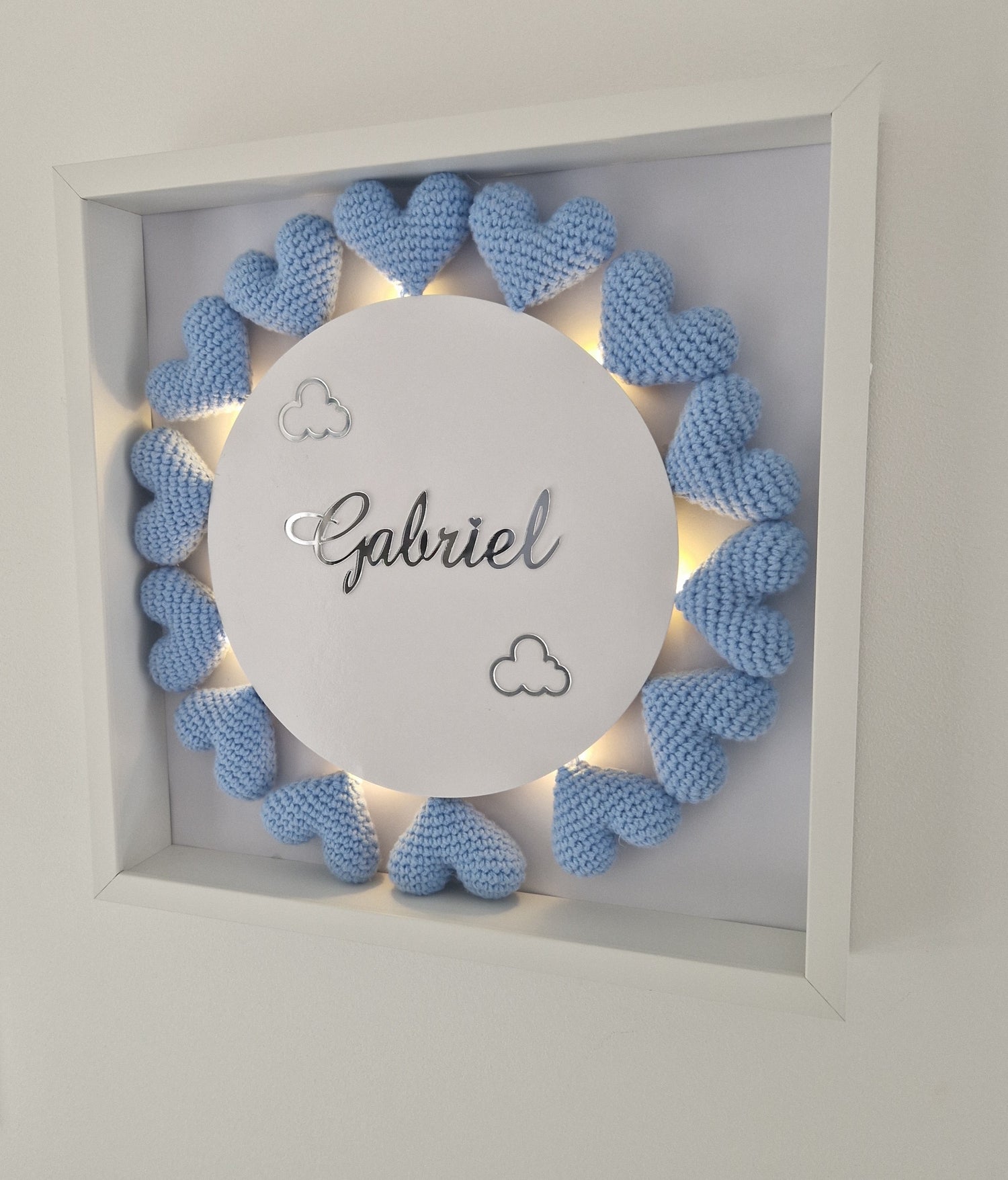 GABRIEL - CADRE PERSONNALISÉ CROCHET CHAMBRE BÉBÉ - 14 COEURS