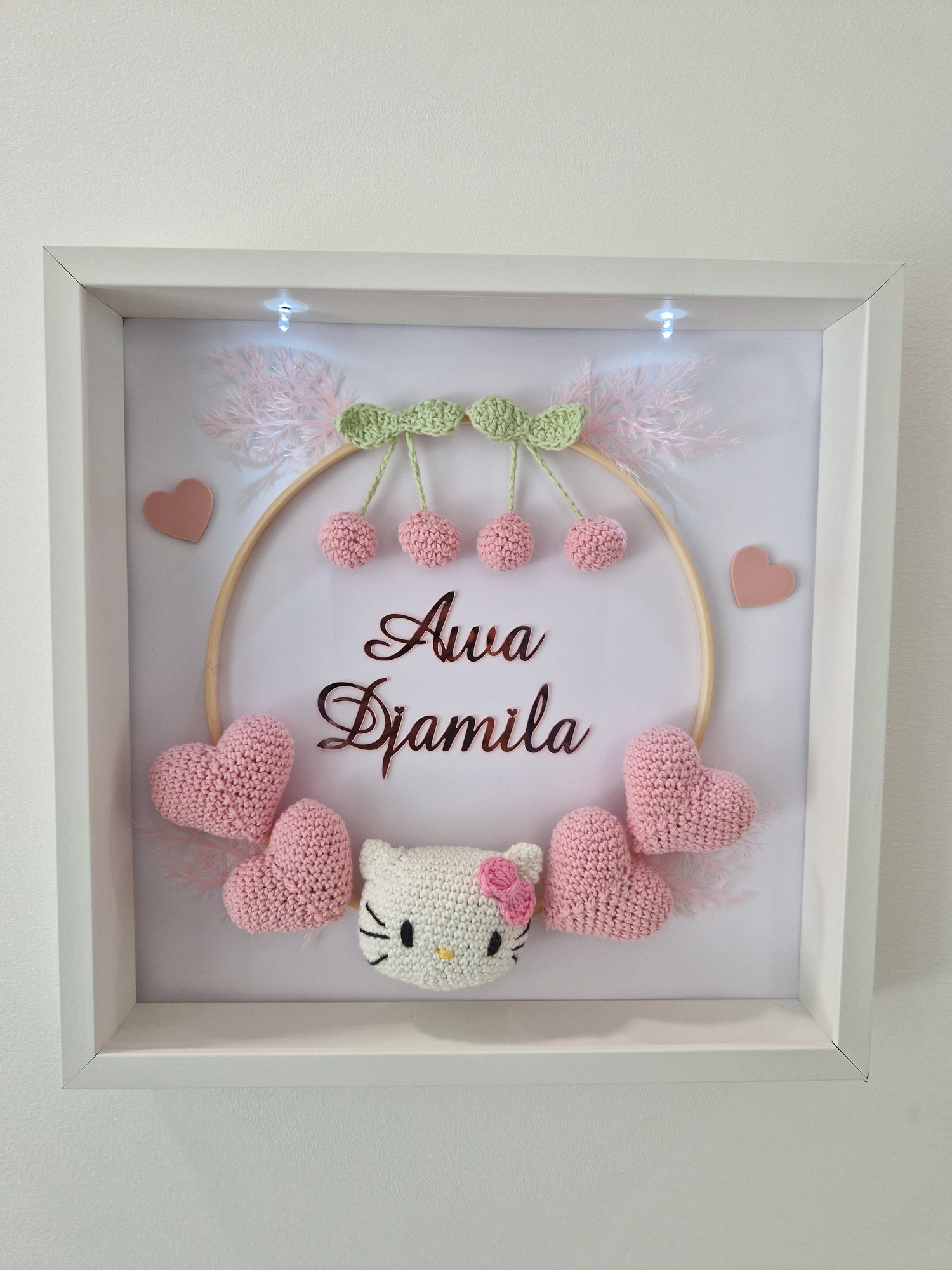 AWA DJAMILA - COURONNE PERSONNALISÉ CROCHET CHAMBRE BÉBÉ - HELLO KITTY