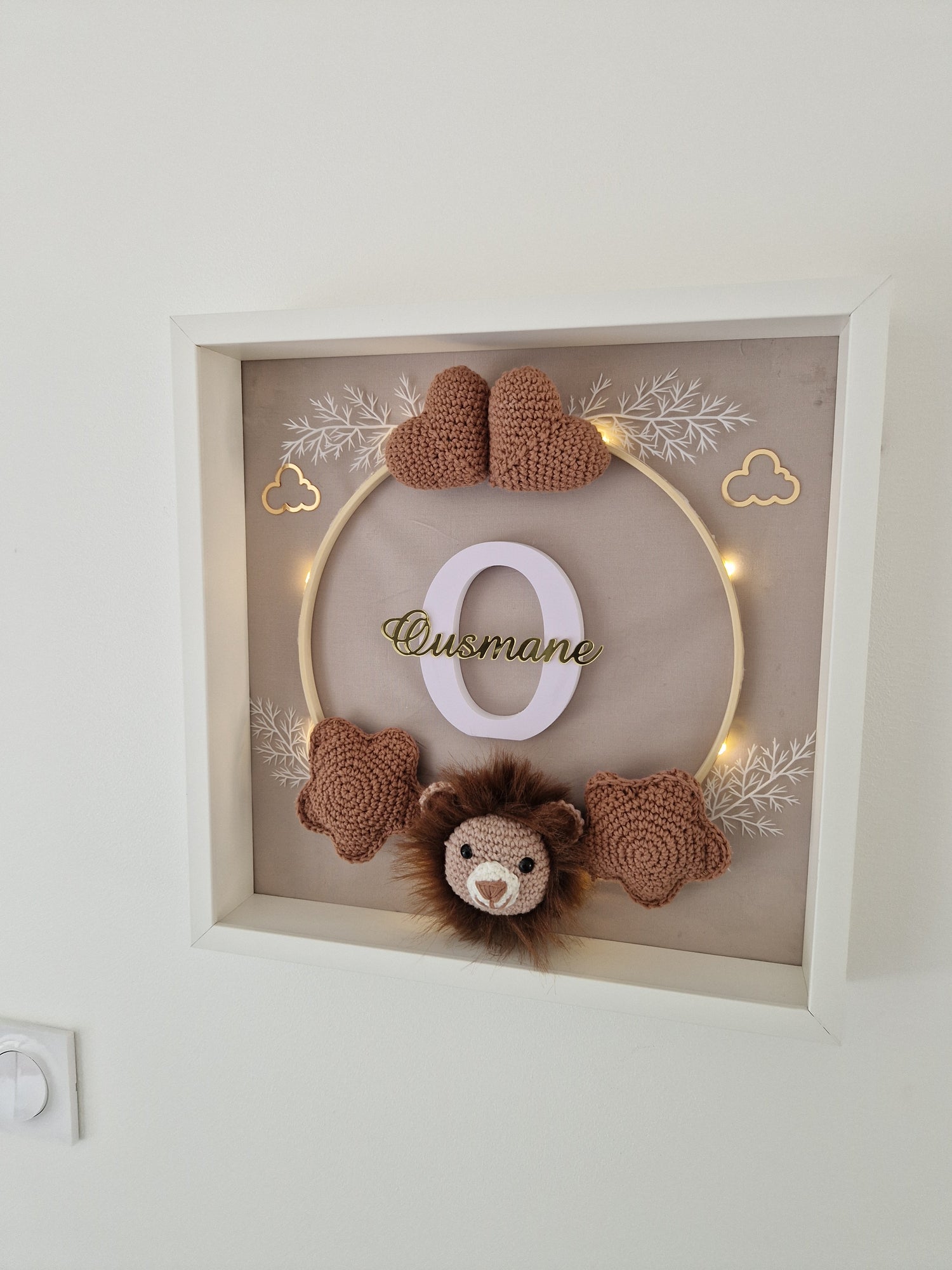 OUSMANE - CADRE PERSONNALISÉ CROCHET CHAMBRE BÉBÉ - THÈME LION