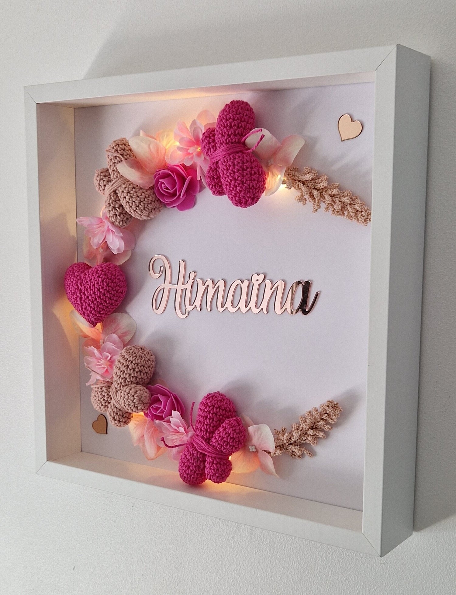 HIMAÏNA - COURONNE PERSONNALISÉ CROCHET CHAMBRE BÉBÉ - PAPILLONS & COEUR