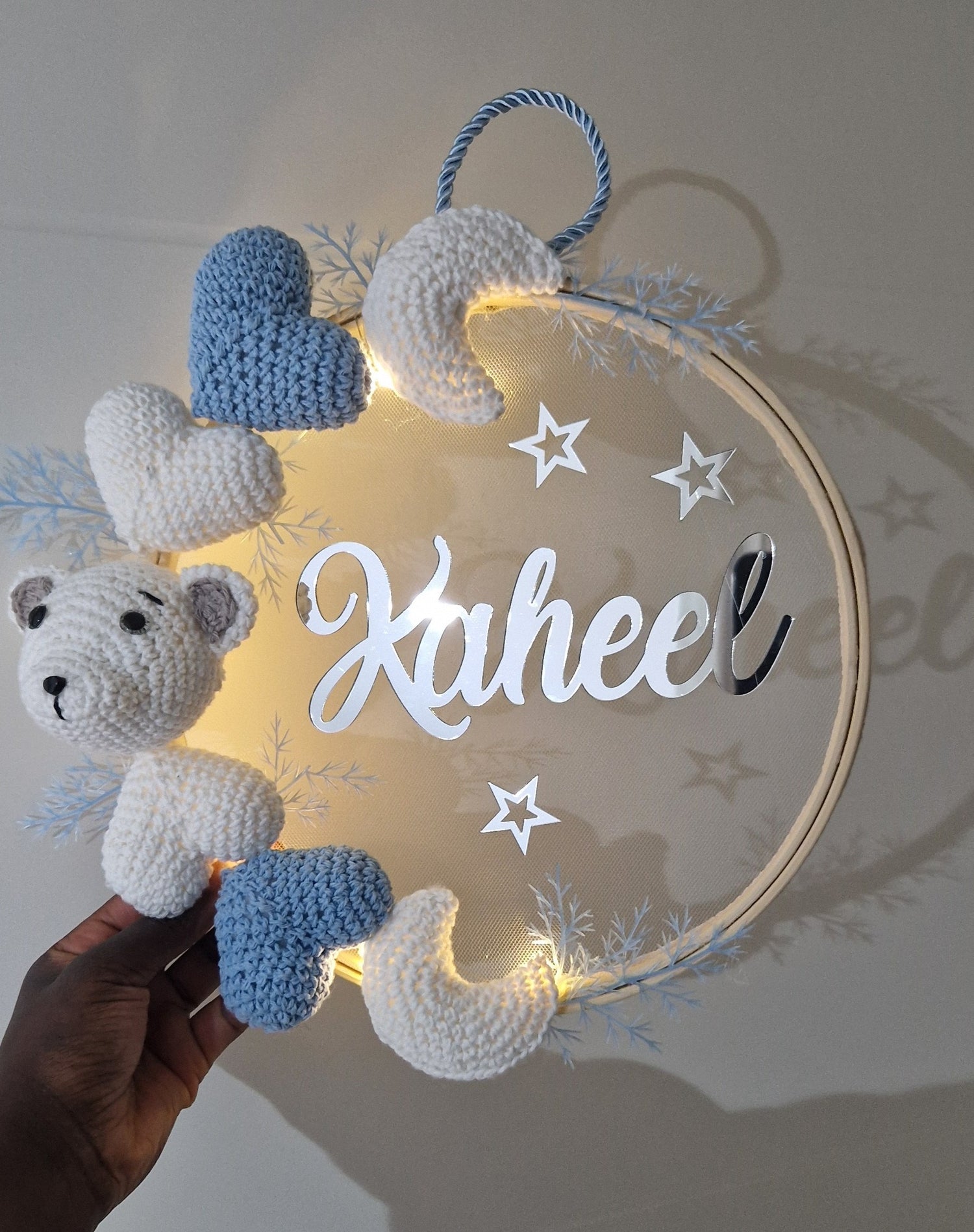 KAHEEL - COURONNE PERSONNALISÉ CROCHET CHAMBRE BÉBÉ -  OURSON POLAIRE