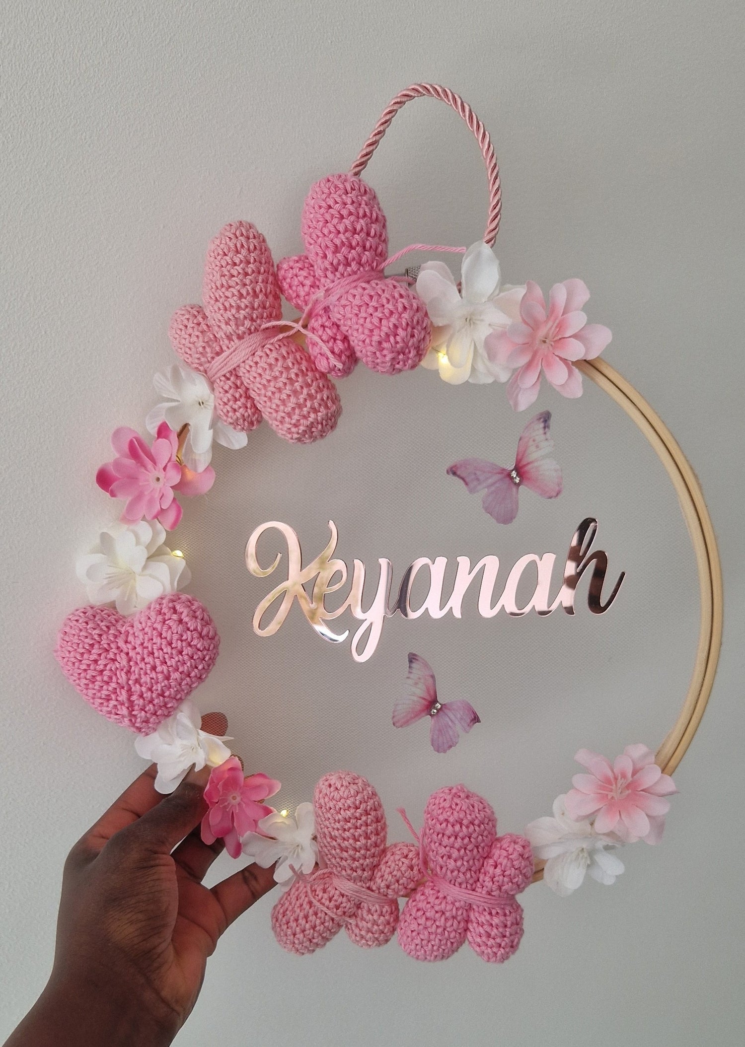 MIYA - COURONNE PERSONNALISÉ CROCHET CHAMBRE BÉBÉ- PAPILLONS & COEUR