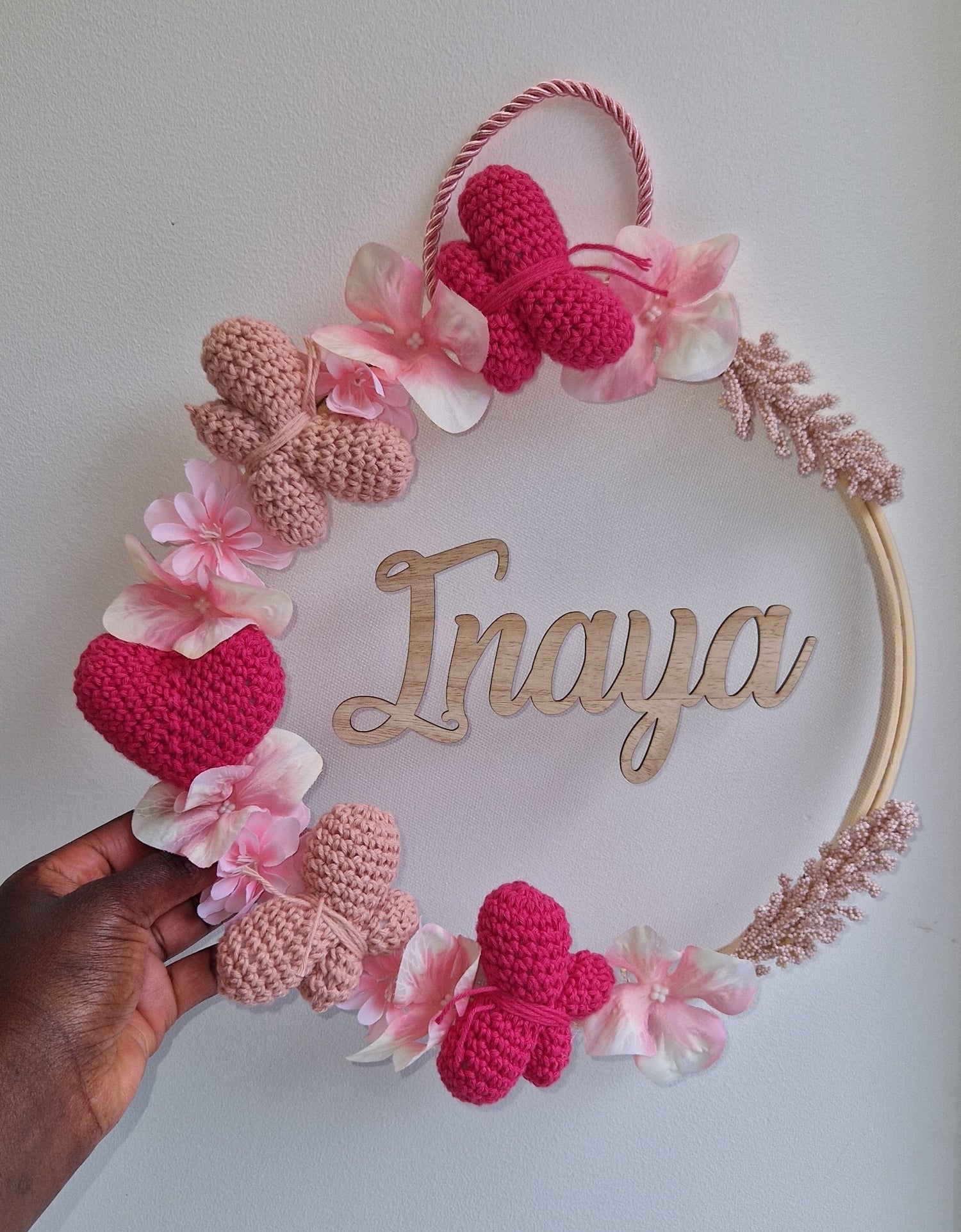 INAYA - COURONNE PERSONNALISÉ CROCHET CHAMBRE BÉBÉ - PAPILLONS & COEUR