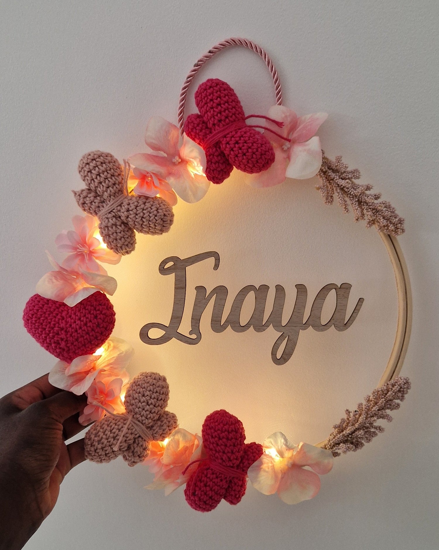 INAYA - COURONNE PERSONNALISÉ CROCHET CHAMBRE BÉBÉ - PAPILLONS & COEUR