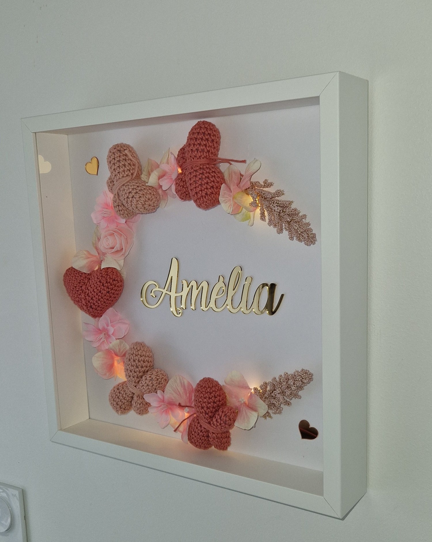 AMÉLIA - CADRE PERSONNALISÉ CROCHET CHAMBRE BÉBÉ - PAPILLONS & COEUR
