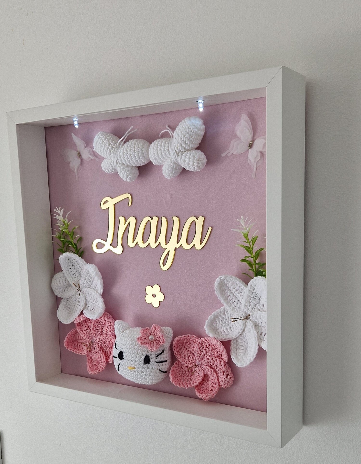 INAYA - COURONNE PERSONNALISÉ CROCHET CHAMBRE BÉBÉ - HELLO KITTY POLYNESIA