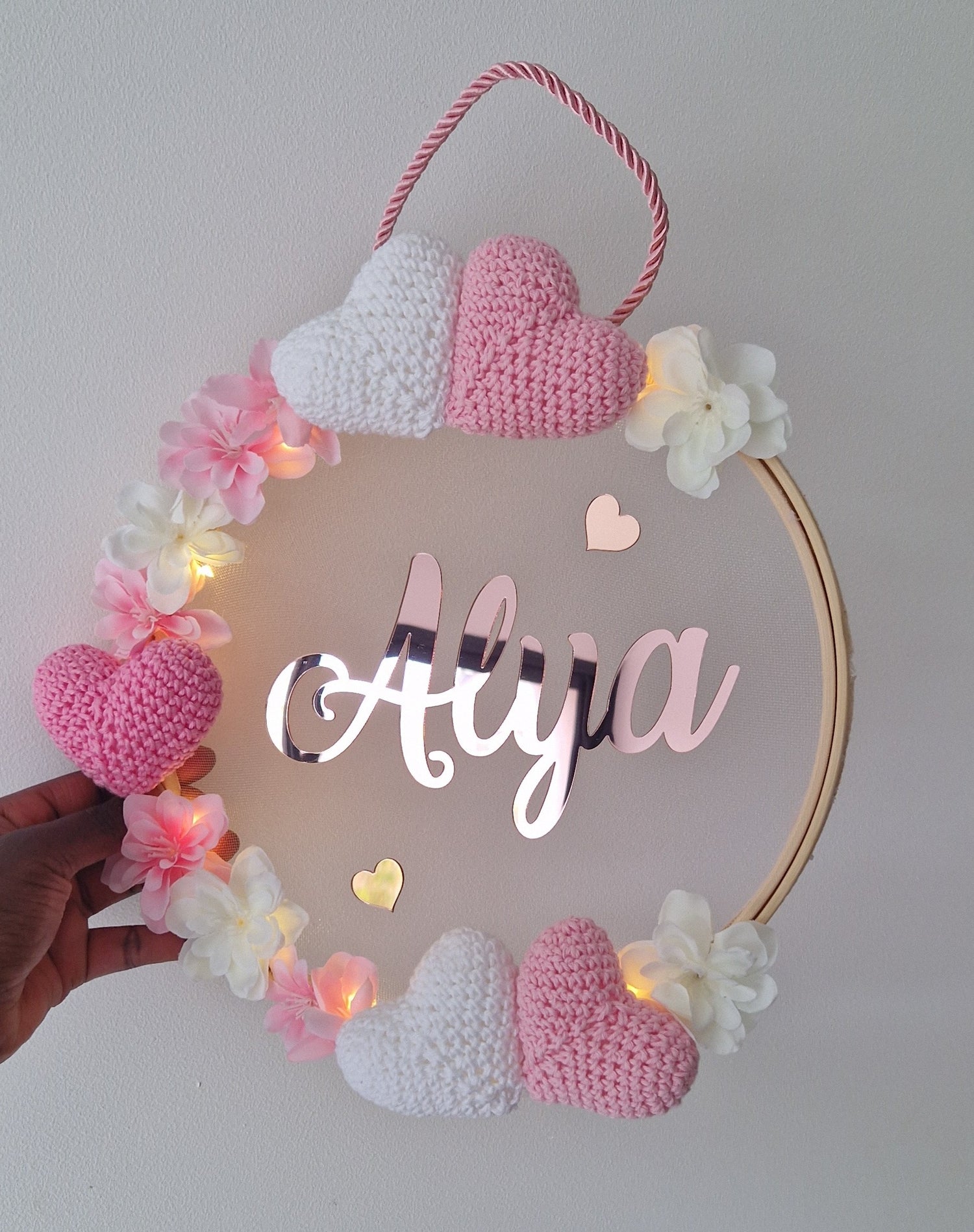 ALYA - COURONNE PERSONNALISÉ CROCHET CHAMBRE BÉBÉ - CŒURS
