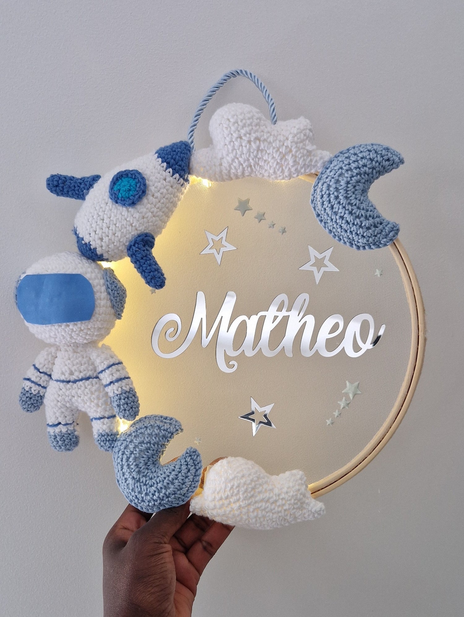 MATHEO - COURONNE PERSONNALISÉ CROCHET CHAMBRE BÉBÉ  - THÈME DINOSAURE