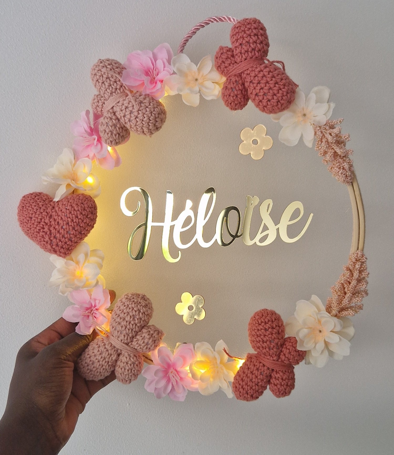 HÉLOÏSE - COURONNE PERSONNALISÉ CROCHET CHAMBRE BÉBÉ - PAPILLONS & COEUR