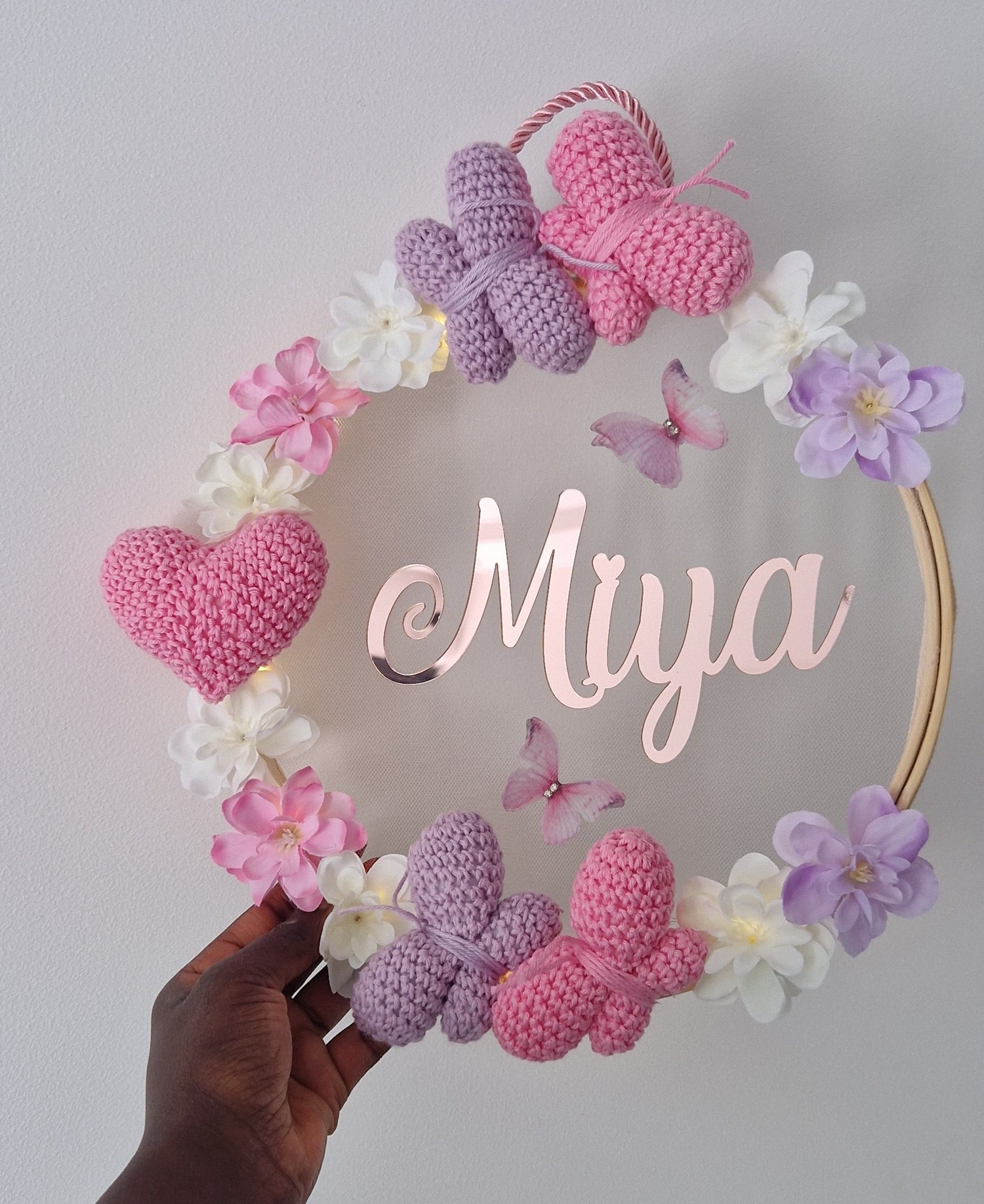 MIYA - COURONNE PERSONNALISÉ CROCHET CHAMBRE BÉBÉ - PAPILLONS & COEUR