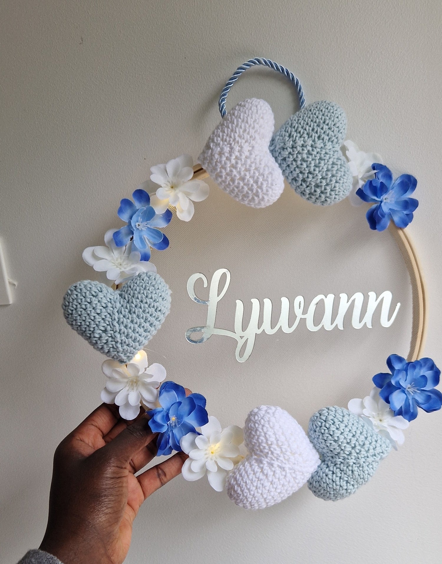 LYWANN - COURONNE PERSONNALISÉ CROCHET CHAMBRE BÉBÉ - CŒURS FLEURIS
