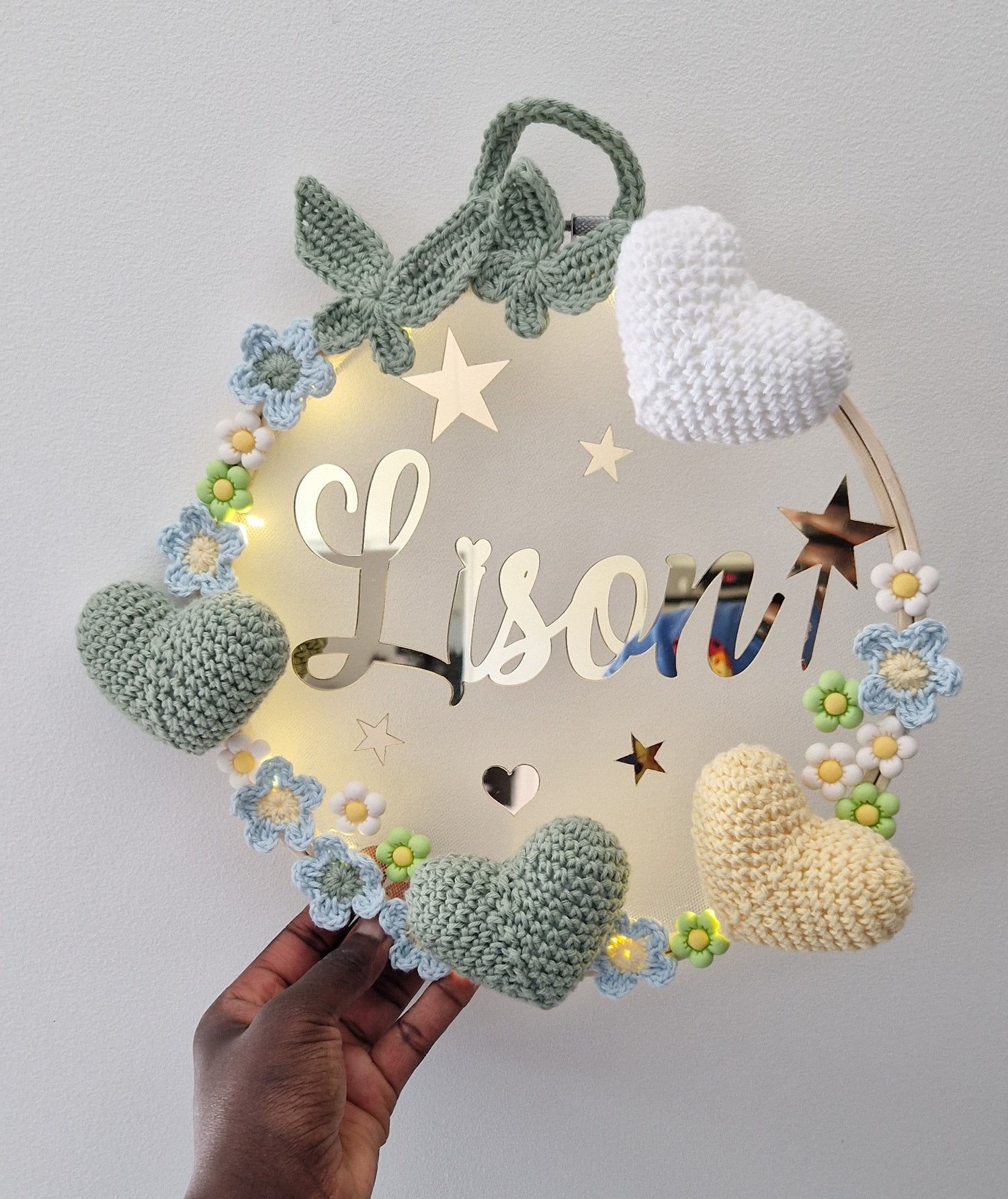LISON - COURONNE PERSONNALISÉ CROCHET CHAMBRE BÉBÉ - PAPILLONS & COEURS