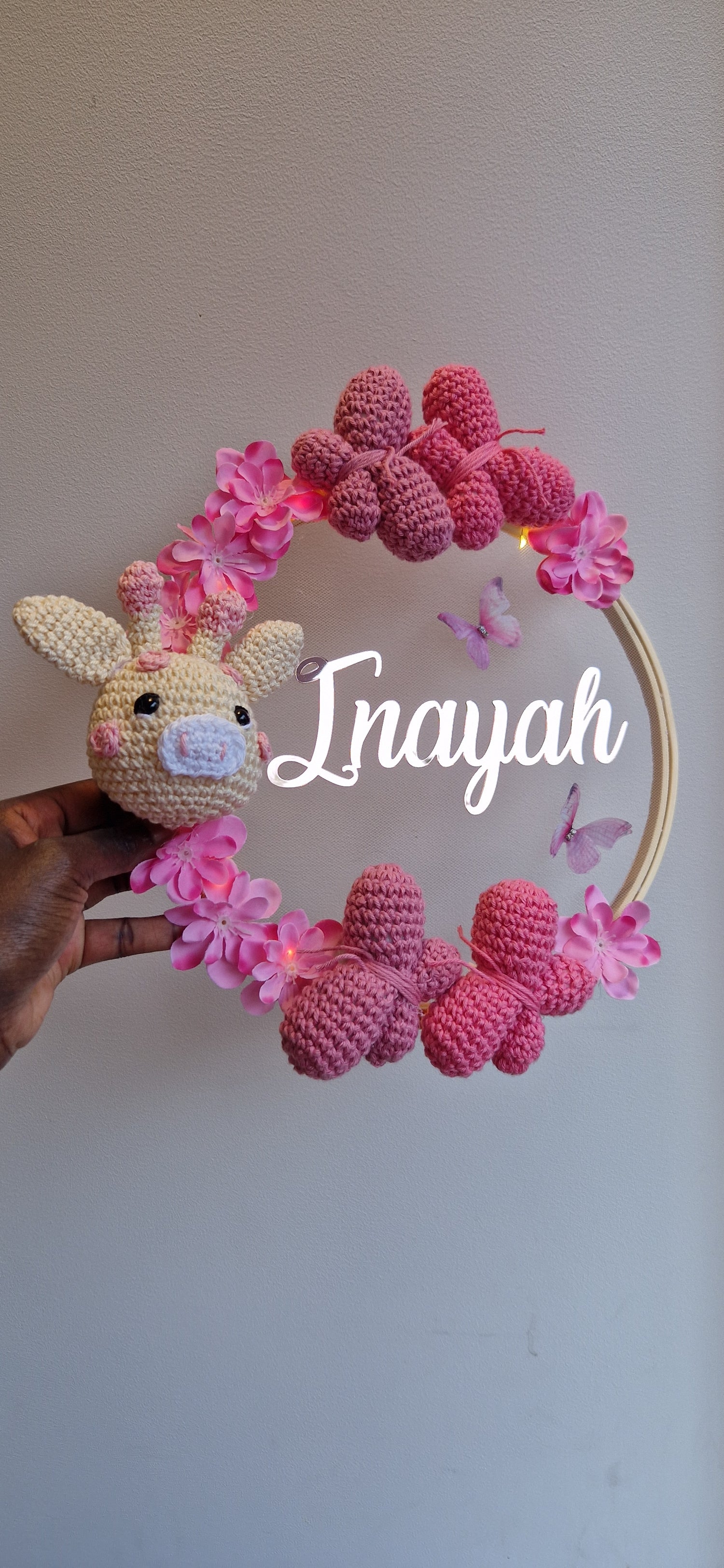 INAYAH - COURONNE PERSONNALISÉ CROCHET CHAMBRE BÉBÉ -  GIRAFE 