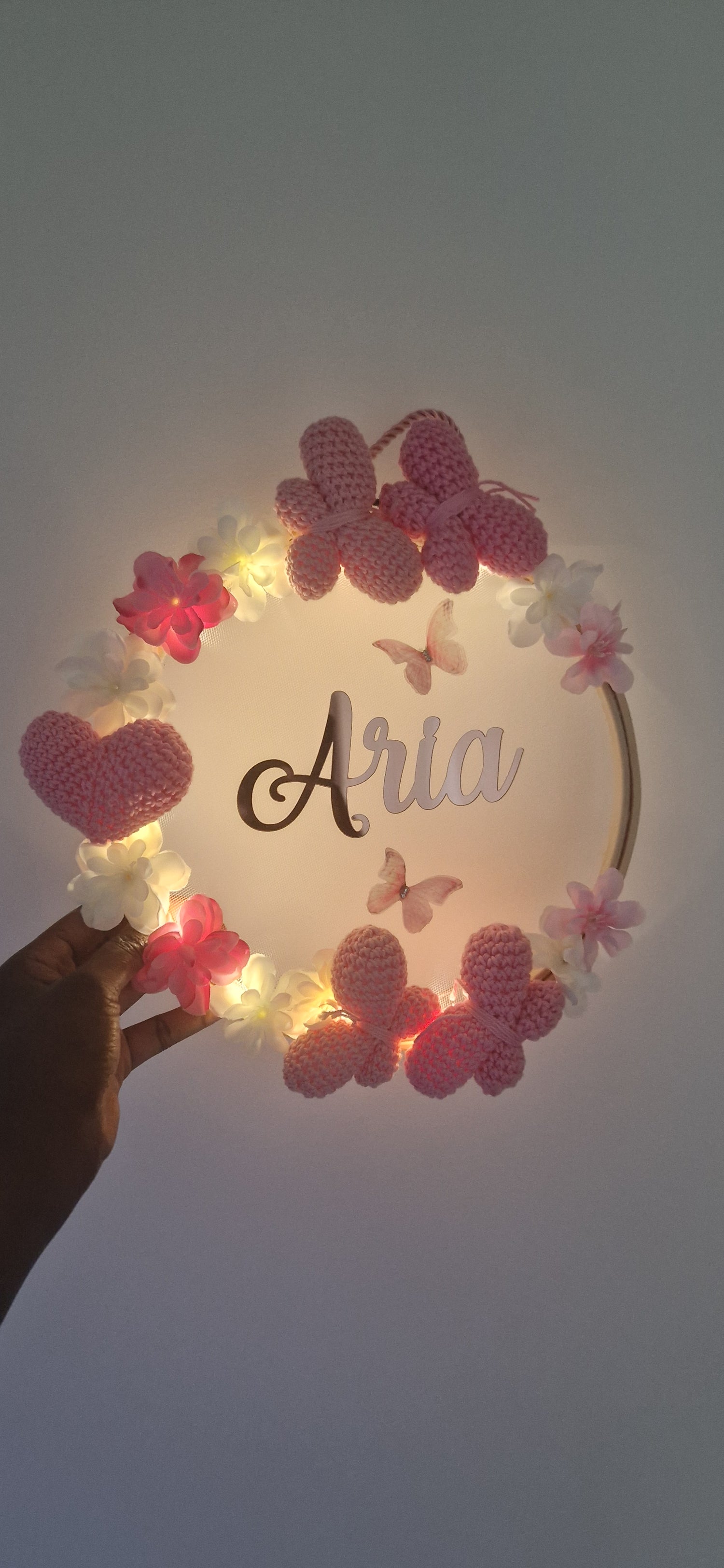 ARIA - COURONNE PERSONNALISÉ CROCHET CHAMBRE BÉBÉ - PAPILLONS & COEUR 