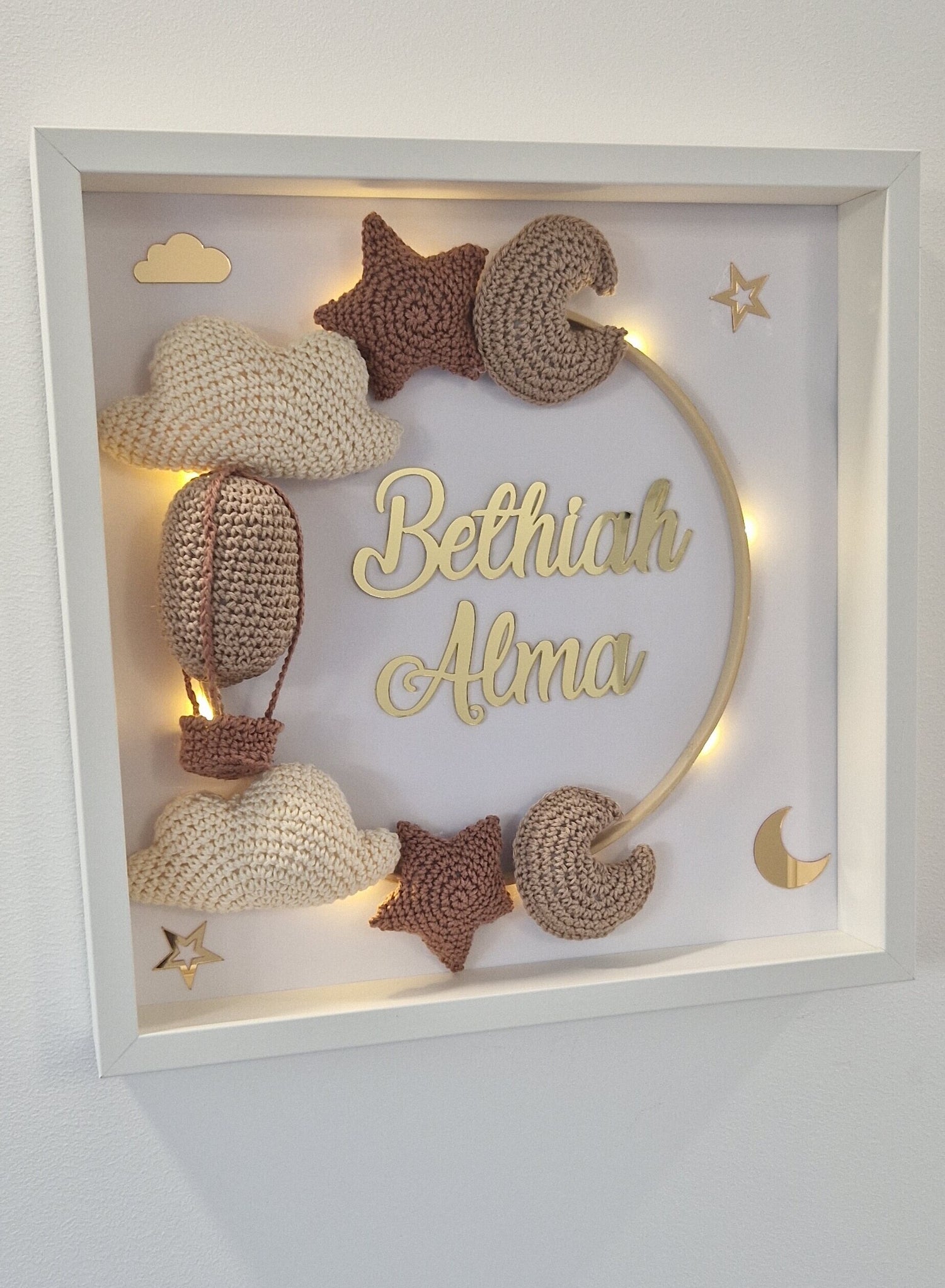 BETHIAH ALMA - CADRE PERSONNALISÉ CROCHET CHAMBRE BÉBÉ - THÈME CIEL MAGIQUE