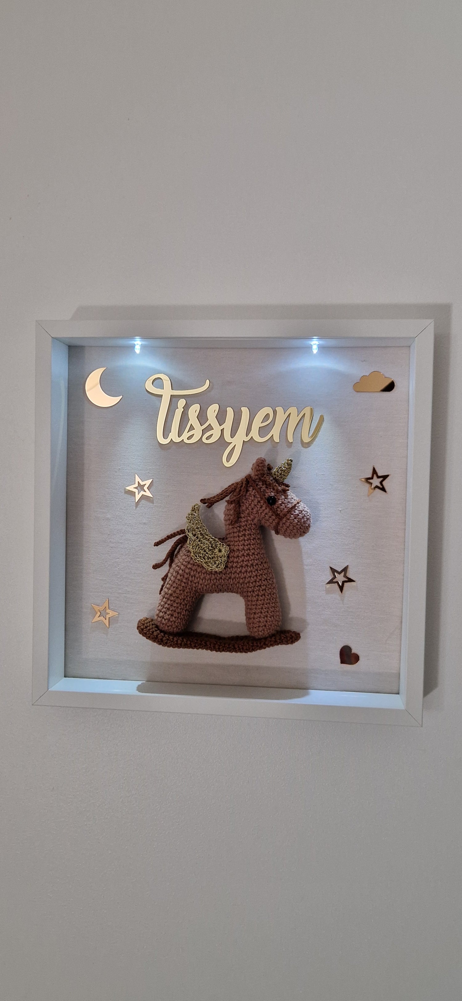 TISSYEM - CADRE PERSONNALISÉ CROCHET CHAMBRE BÉBÉ - CHEVAL À BASCULE
