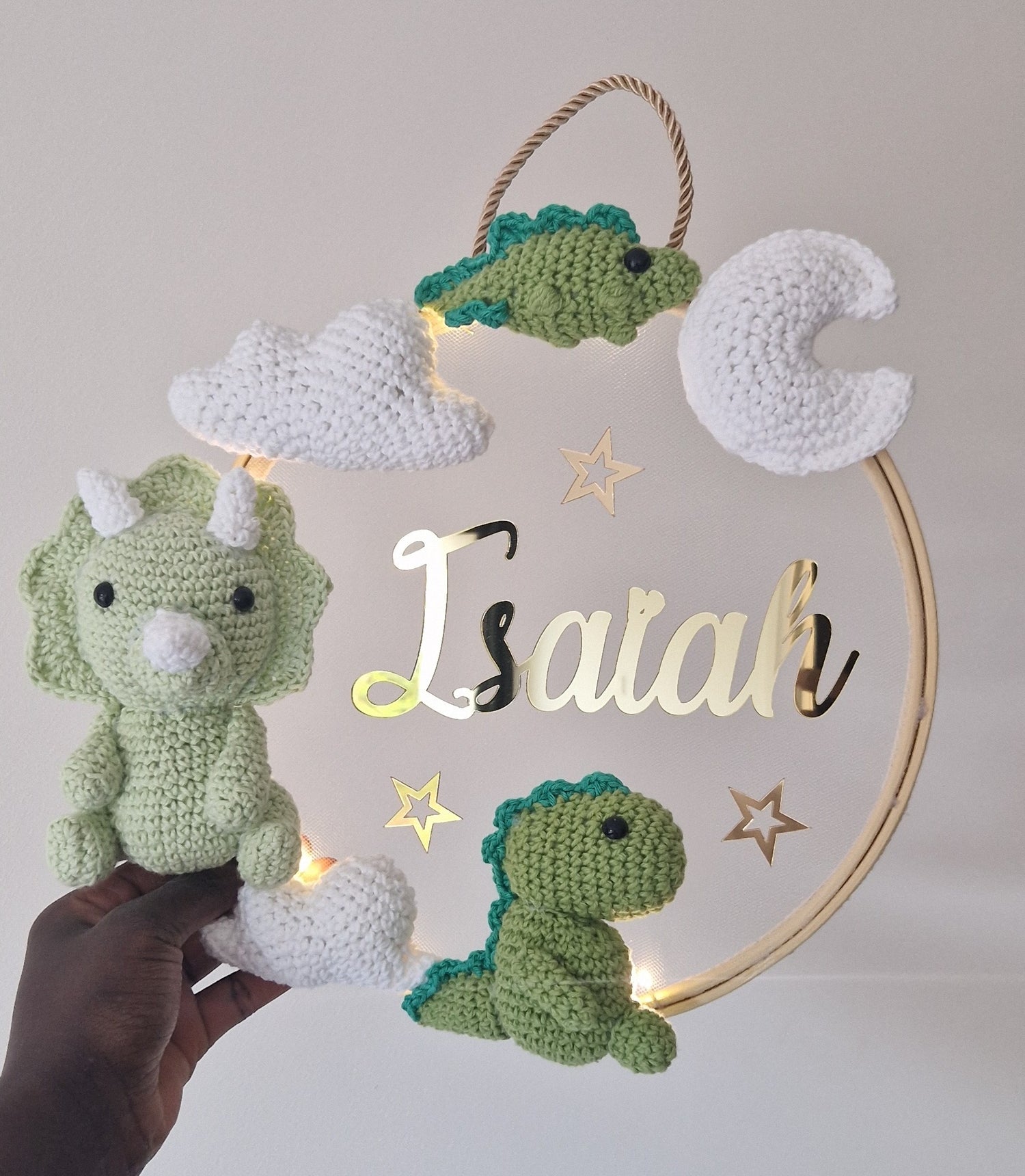 KYLIAN - COURONNE PERSONNALISÉ CROCHET CHAMBRE BÉBÉ- THÈME DINOSAURE 