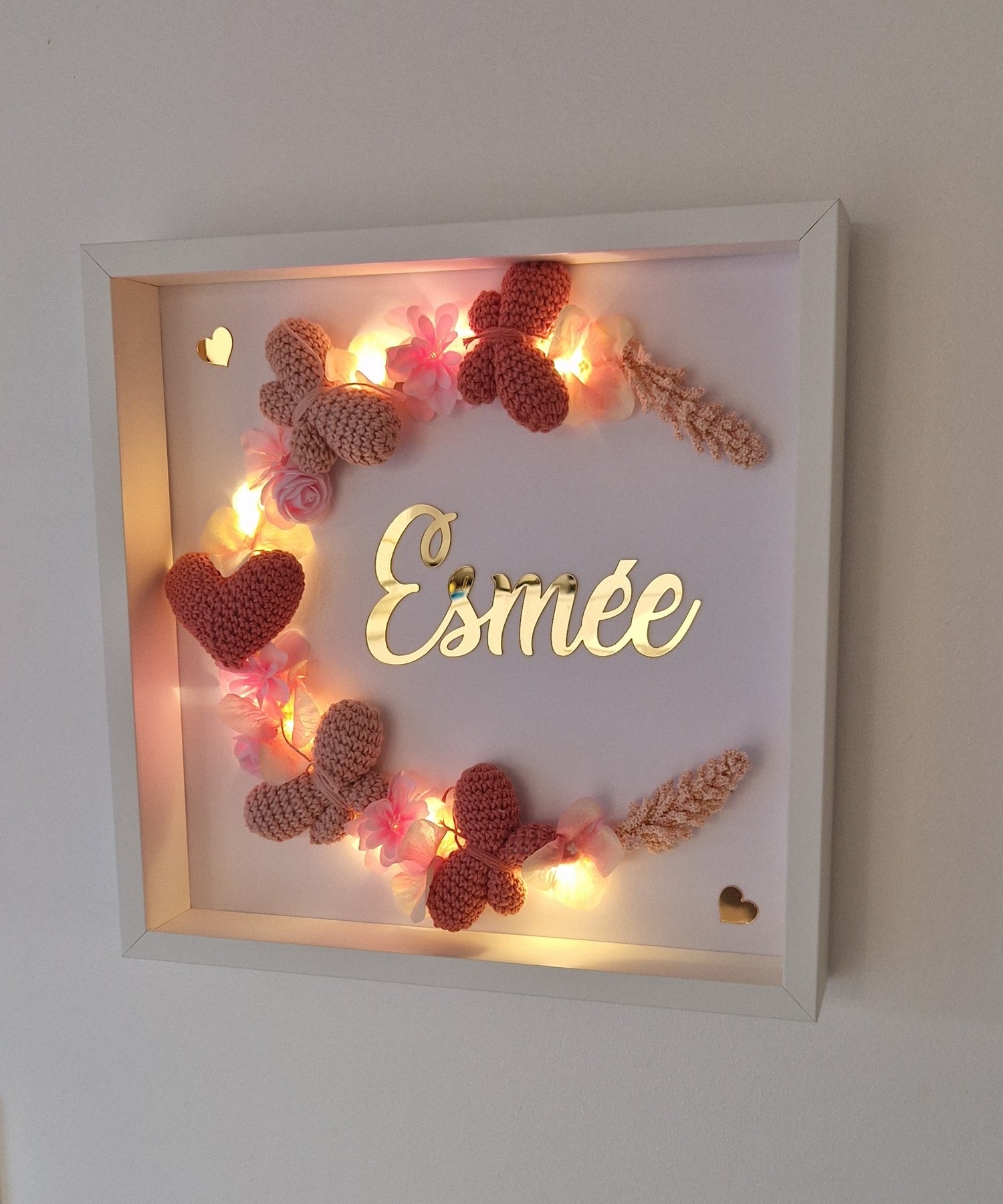 AMÉLIA - CADRE PERSONNALISÉ CROCHET CHAMBRE BÉBÉ - PAPILLONS & COEUR