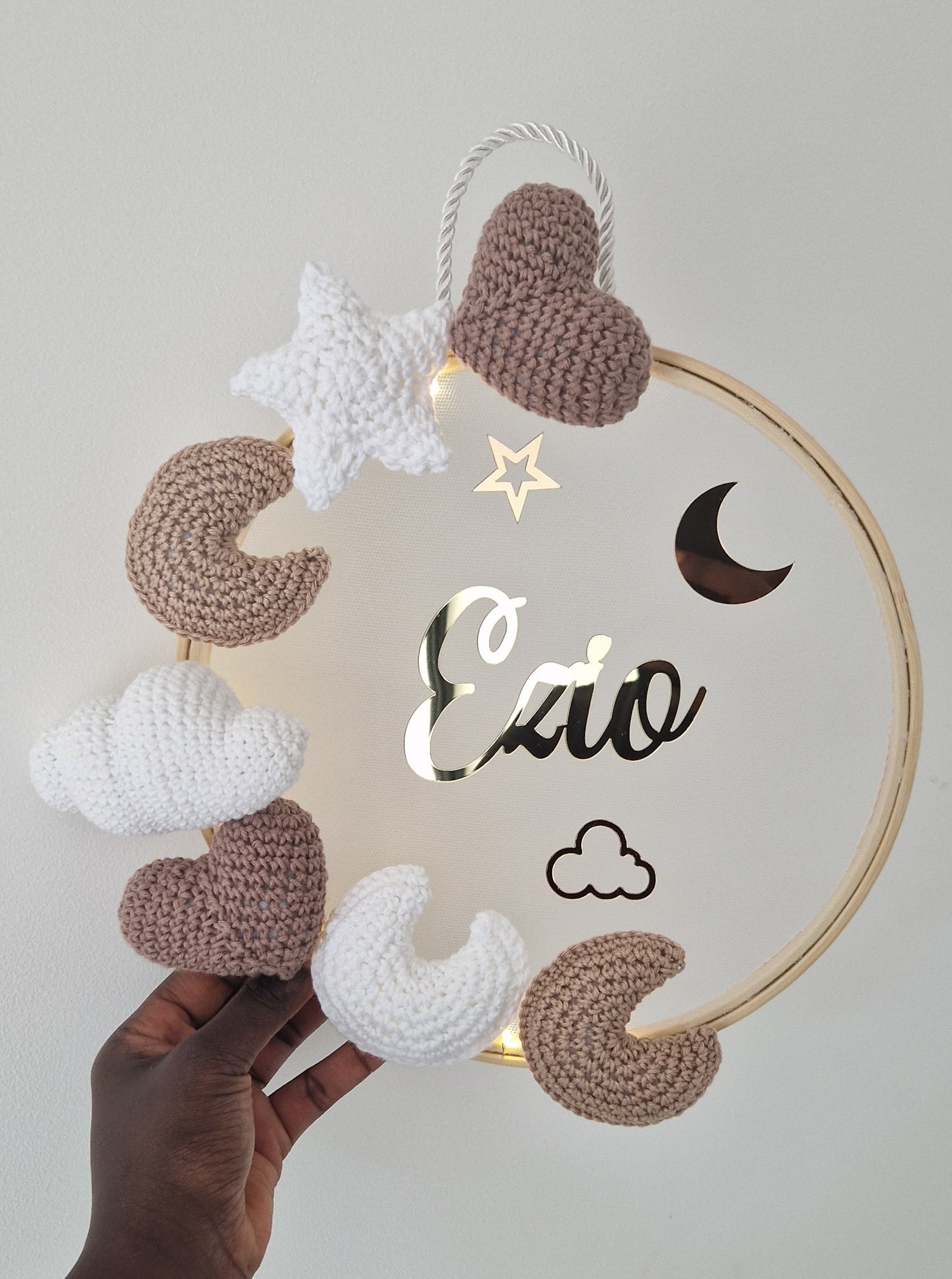 EZIO - COURONNE PERSONNALISÉ CROCHET CHAMBRE BÉBÉ - CIEL D'AMOUR