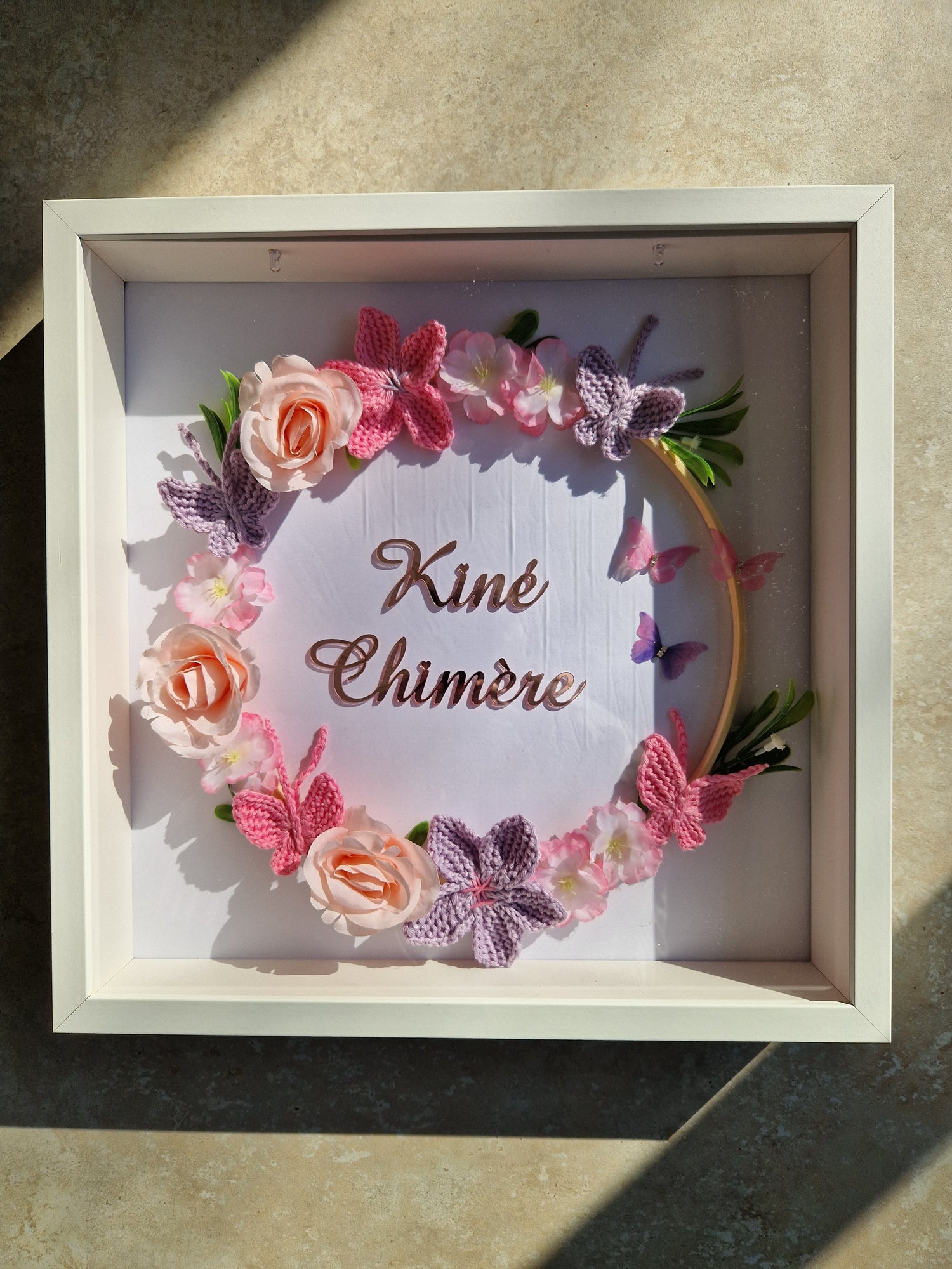 KINÉ CHIMÈRE - CADRE PERSONNALISÉ CROCHET CHAMBRE BÉBÉ - PAPILLONS & FLEURS DE CERISIER