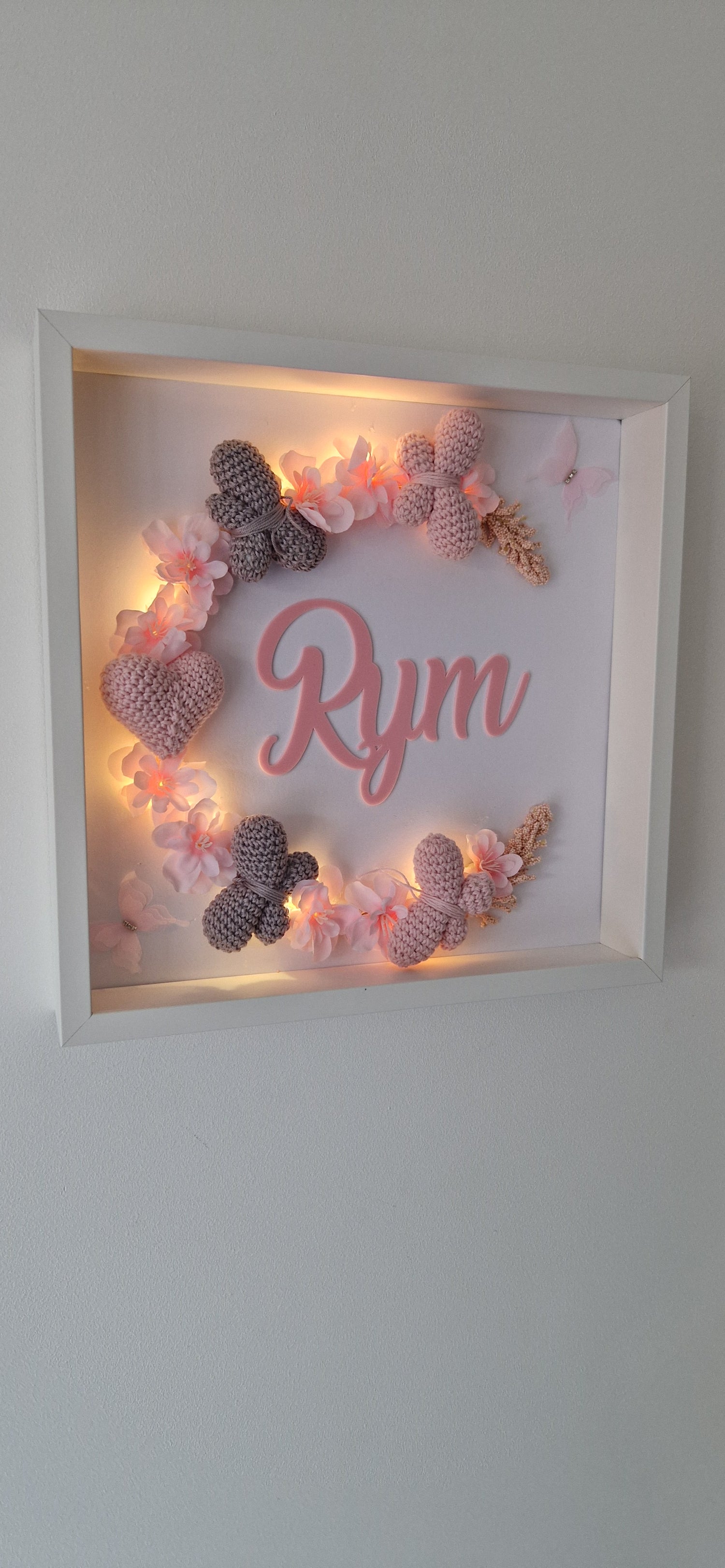 RYM - CADRE PERSONNALISÉ CROCHET  PAPILLONS ET COEUR 