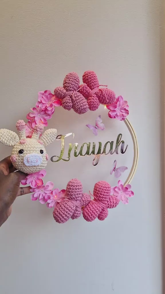 INAYAH - COURONNE PERSONNALISÉ CROCHET CHAMBRE BÉBÉ -  GIRAFE 