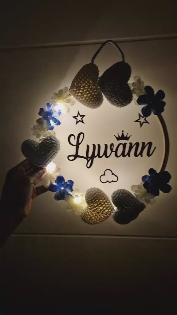 LYWANN - COURONNE PERSONNALISÉ CROCHET CHAMBRE BÉBÉ - CŒURS FLEURIS