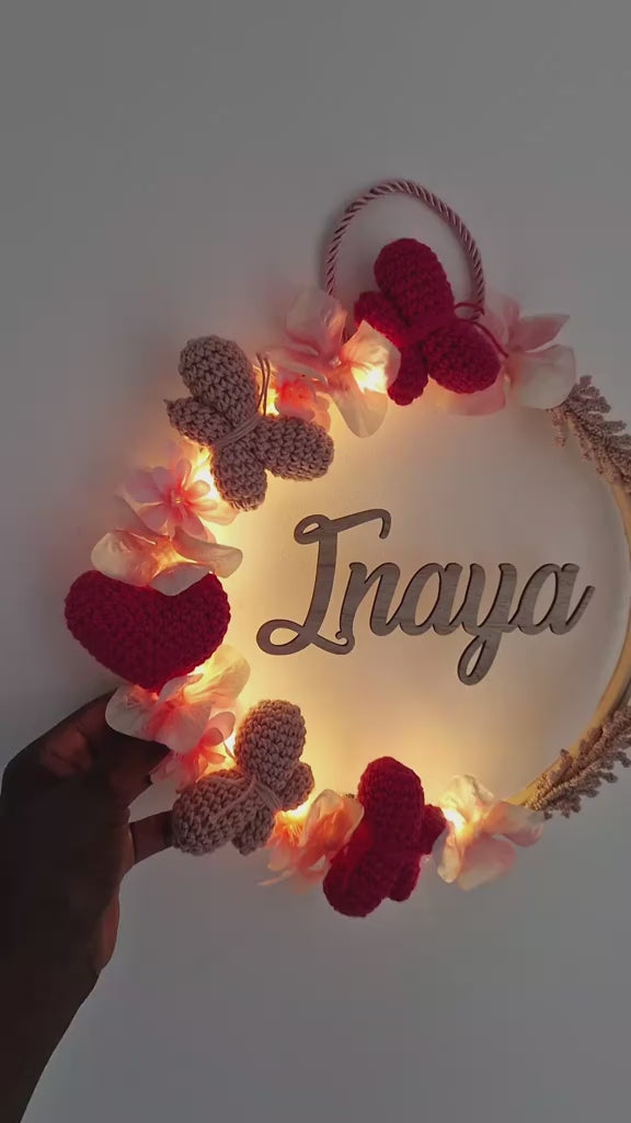 INAYA - COURONNE PERSONNALISÉ CROCHET CHAMBRE BÉBÉ - PAPILLONS & COEUR