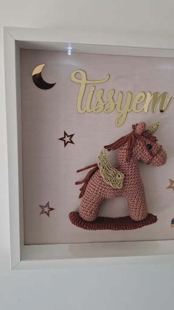 TISSYEM - CADRE PERSONNALISÉ CROCHET CHAMBRE BÉBÉ - CHEVAL À BASCULE