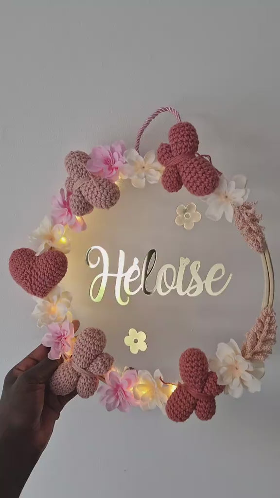 HÉLOÏSE - COURONNE PERSONNALISÉ CROCHET CHAMBRE BÉBÉ - PAPILLONS & COEUR
