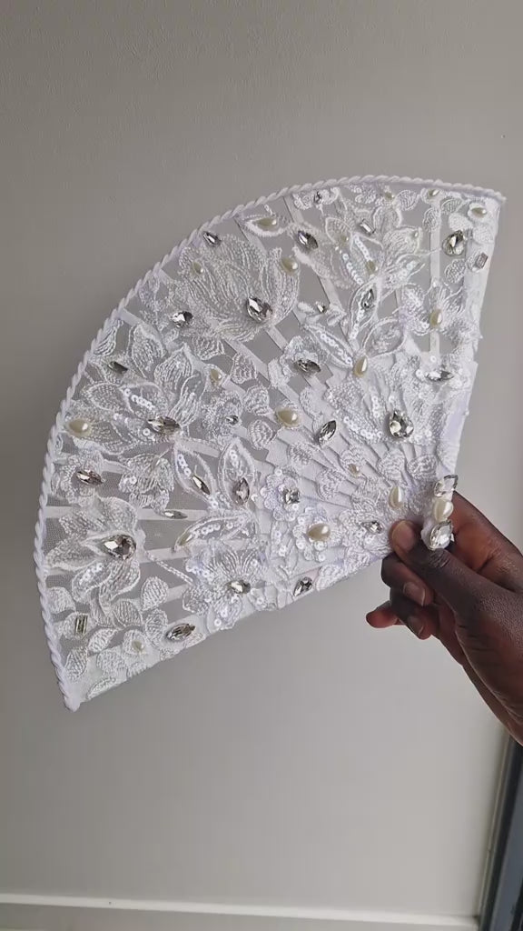 ÉVENTAIL DE MARIÉE BLANC LUXUEUX ET ÉLÉGANT