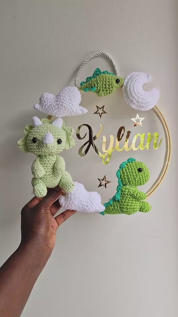 KYLIAN - COURONNE PERSONNALISÉ CROCHET CHAMBRE BÉBÉ- THÈME DINOSAURE 