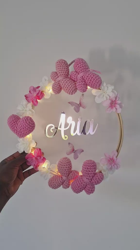 ARIA - COURONNE PERSONNALISÉ CROCHET CHAMBRE BÉBÉ - PAPILLONS & COEUR 
