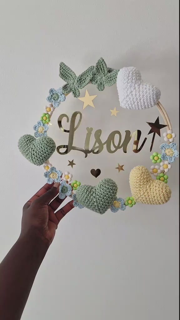 LISON - COURONNE PERSONNALISÉ CROCHET CHAMBRE BÉBÉ - PAPILLONS & COEURS