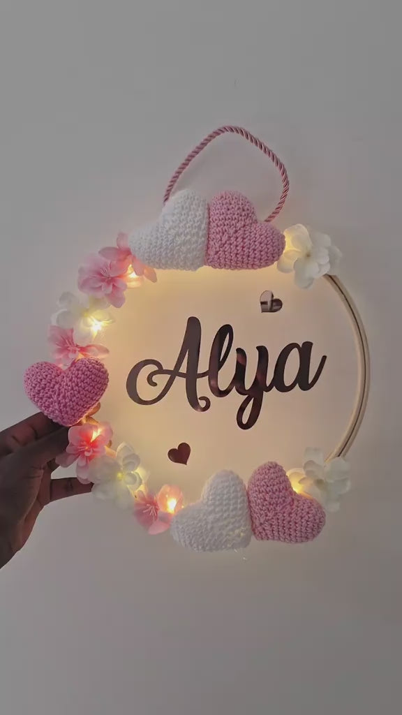 ALYA - COURONNE PERSONNALISÉ CROCHET CHAMBRE BÉBÉ - CŒURS