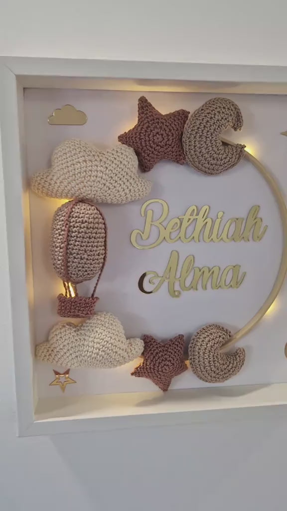 BETHIAH ALMA - CADRE PERSONNALISÉ CROCHET CHAMBRE BÉBÉ - THÈME CIEL MAGIQUE