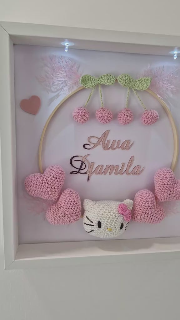 AWA DJAMILA - COURONNE PERSONNALISÉ CROCHET CHAMBRE BÉBÉ - HELLO KITTY