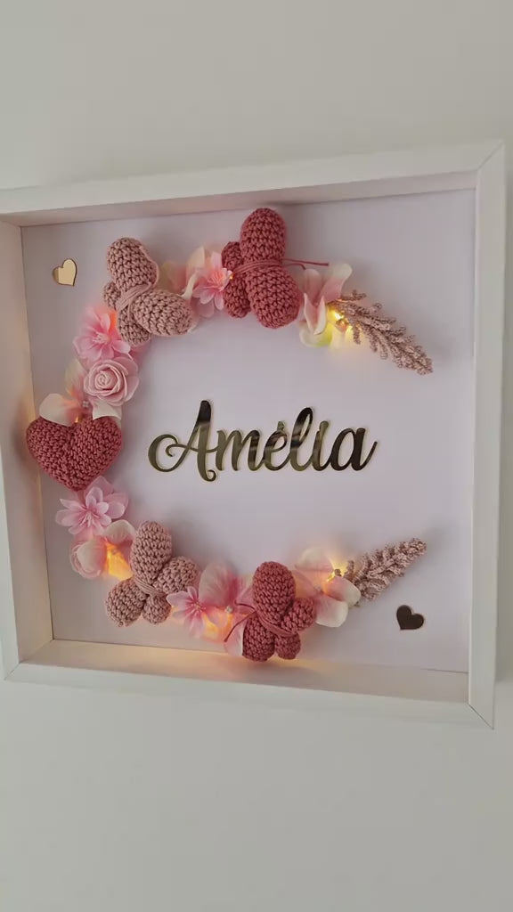 AMÉLIA - CADRE PERSONNALISÉ CROCHET CHAMBRE BÉBÉ - PAPILLONS & COEUR