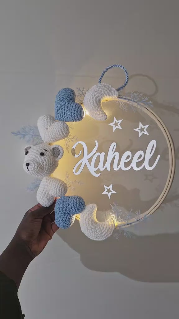 KAHEEL - COURONNE PERSONNALISÉ CROCHET CHAMBRE BÉBÉ -  OURSON POLAIRE