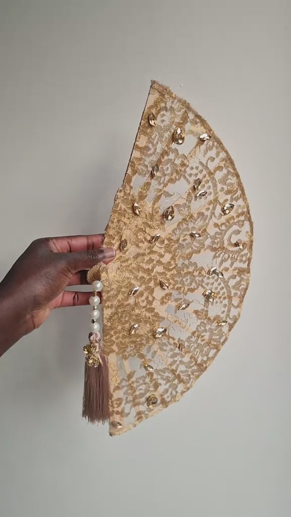 ÉVENTAIL DE MARIÉE FAIT MAIN EN DENTELLE DE CALAIS DORÉE