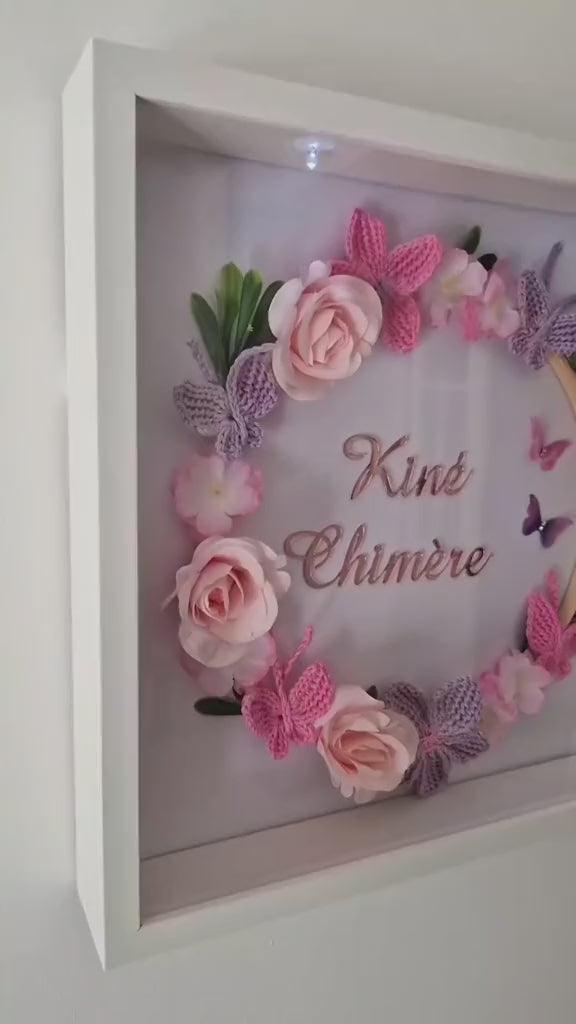 KINÉ CHIMÈRE - CADRE PERSONNALISÉ CROCHET CHAMBRE BÉBÉ - PAPILLONS & FLEURS DE CERISIER