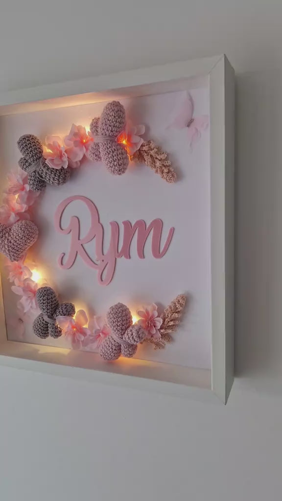 RYM - CADRE PERSONNALISÉ CROCHET  PAPILLONS ET COEUR 