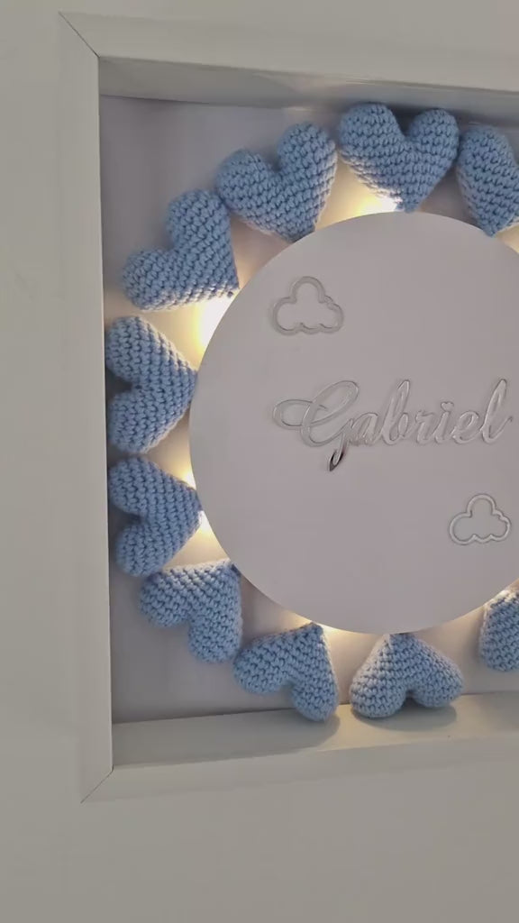 GABRIEL - CADRE PERSONNALISÉ CROCHET CHAMBRE BÉBÉ - 14 COEURS