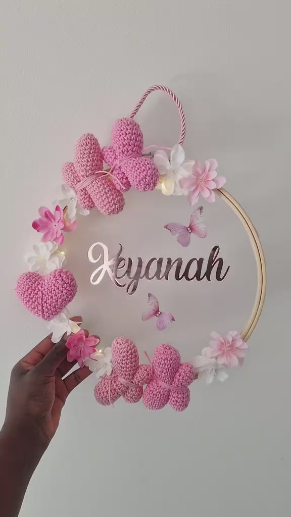 MIYA - COURONNE PERSONNALISÉ CROCHET CHAMBRE BÉBÉ- PAPILLONS & COEUR