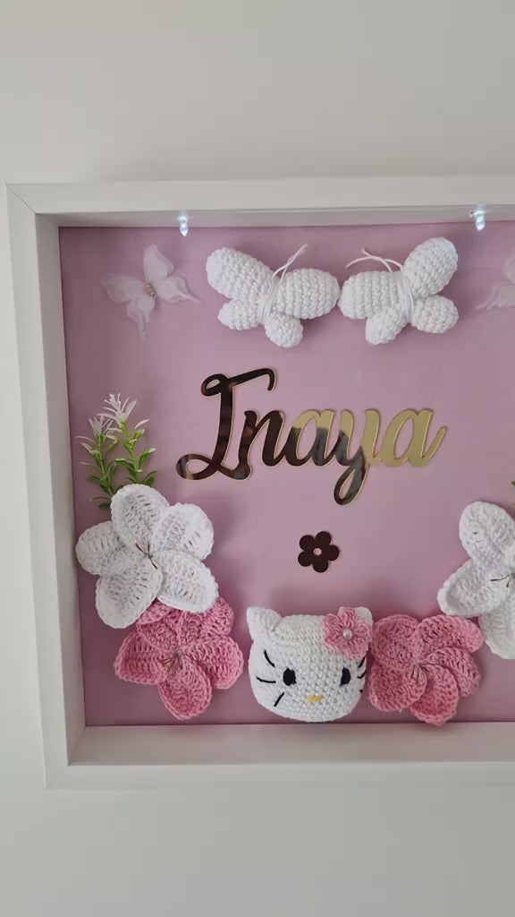 INAYA - COURONNE PERSONNALISÉ CROCHET CHAMBRE BÉBÉ - HELLO KITTY POLYNESIA