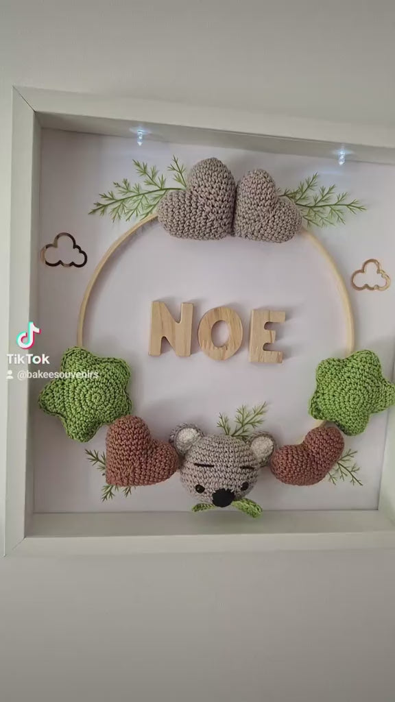NOÉ - CADRE PERSONNALISÉ CROCHET CHAMBRE BÉBÉ - THÈME KOALA