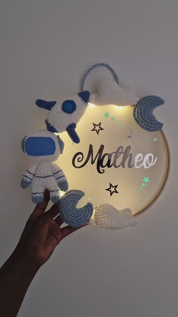 MATHEO - COURONNE PERSONNALISÉ CROCHET CHAMBRE BÉBÉ  - THÈME DINOSAURE